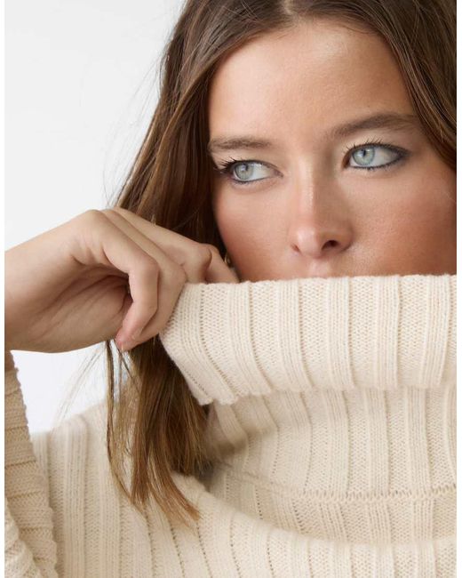 Maglione Lavorato A Coste Con Collo Alto di Stradivarius in White