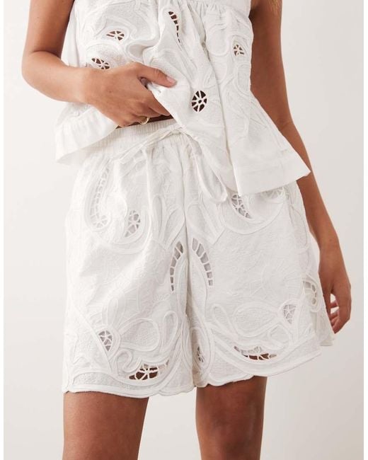 ARRANGE Natural Floral Embroidered Shorts