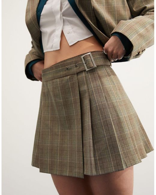Mini-jupe plissée avec ceinture à boucle - carreaux marron ASOS en coloris Natural