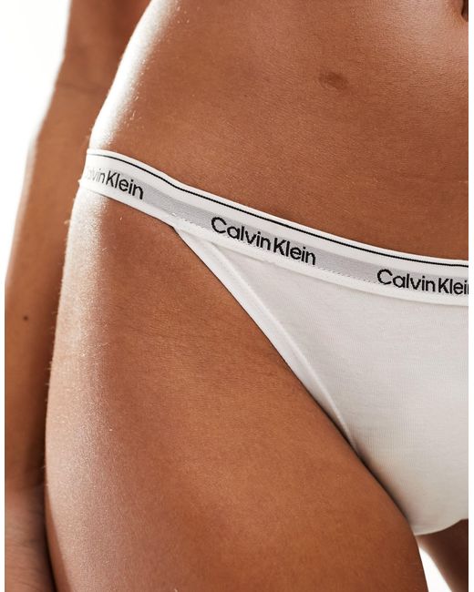 Modern - slip bikini stile tanga con logo di Calvin Klein in Brown