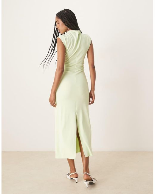 Vestido Midi Verde Con Cuello Alto Y Detalle Fruncido De Tejido Suave De ASOS de color Natural