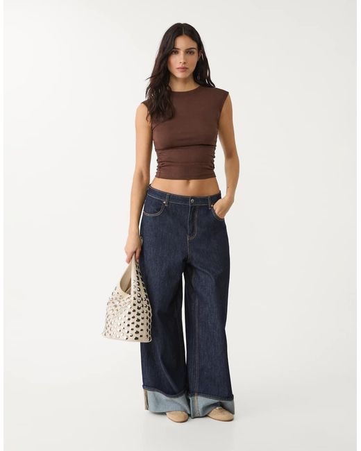 T-Shirt Basic Aderente Arricciata di Stradivarius in Brown