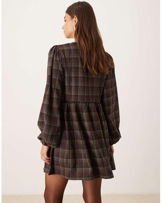 Vestido Corto Burdeos A Cuadros Amplio De Manga Larga Con Lazada Delantera Y Cuello De Pico De Glamorous de color Brown