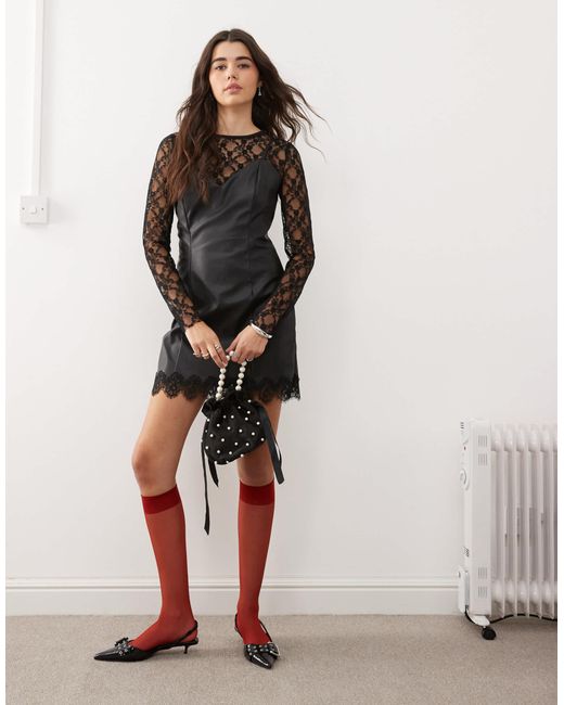 Miss Selfridge Black – kurzes 2-in-1-trägerkleid aus kunstleder mit spitzensaum