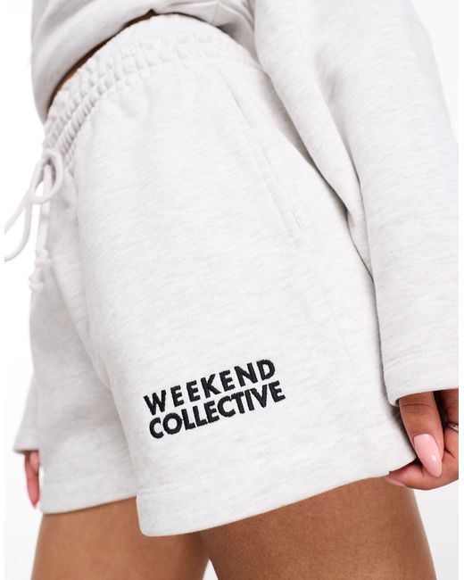 Asos design weekend collective - pantaloncini da jogging mélange con logo e dettaglio stile fascia di ASOS in White