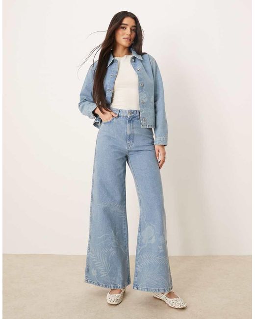 Vaqueros De Corte Acampanado Estilo Años 70 Y Diseño De Flores A Láser De ASOS de color Blue