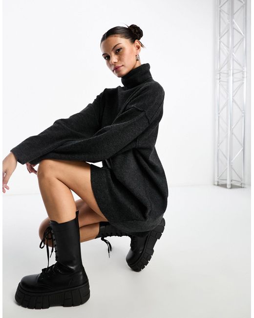 Exclusivité asos - - annie - robe pull courte en laine mélangée à col roulé - noir cassé chiné Weekday en coloris Black
