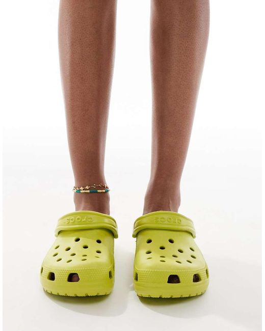Zuecos Kiwi Clásicos De CROCSTM de color Yellow
