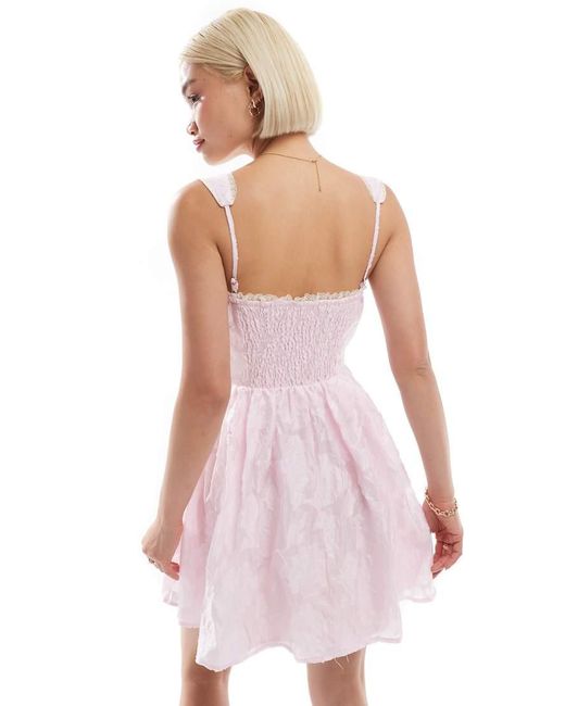 Love Triangle Mini-Jurk Met Korset En Getextureerde Bloemen in het Pink