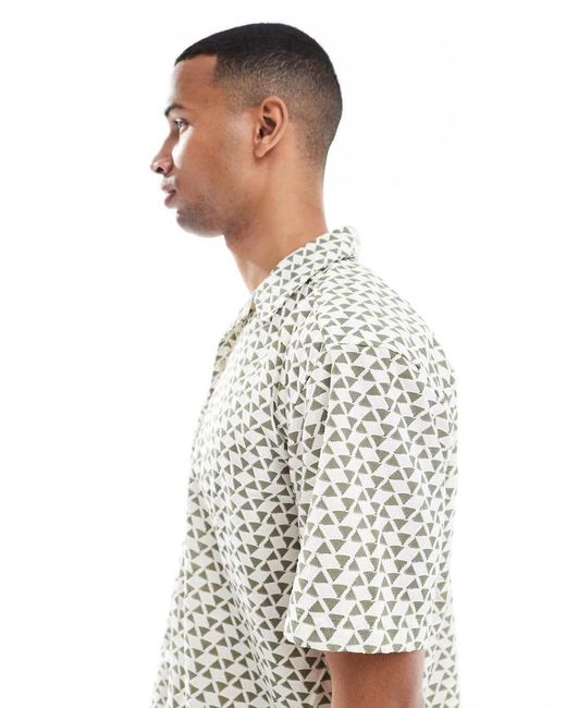 Camisa Resort Blanca De Manga Corta Con Estampado Triangular Verde De -Blanco Only & Sons de hombre de color White