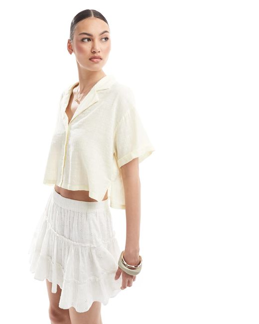 Bershka White – kurzärmlige hemdbluse aus buttergelbem leinenimitat mit kastigem schnitt