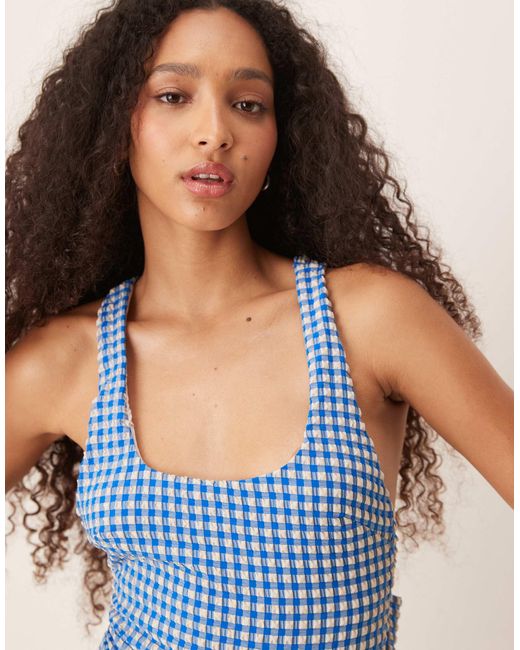 Maillot 1 pièce en crépon à encolure dégagée avec nœud oversize au dos - vichy ASOS en coloris Blue
