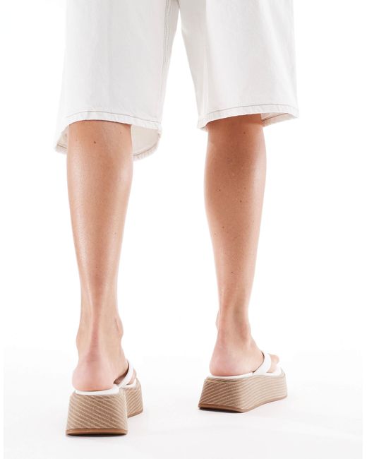 London Rebel White – espadrilles-zehenstegsandalen aus em kunstleder mit flacher plateausohle