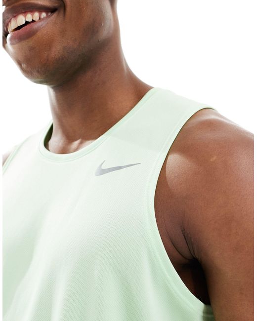 Miler - débardeur en tissu dri-fit Nike pour homme en coloris White
