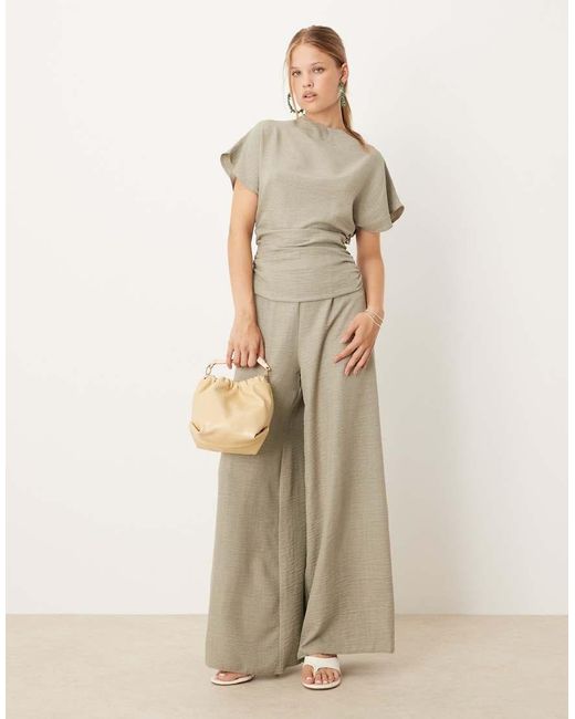 Mono Largo Con Espalda Abierta Y Detalle Fruncido De Tejido Efecto Lino De ASOS de color Natural