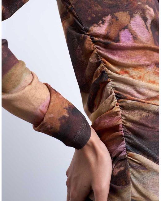 Top A Maniche Lunghe Arricciato Con Stampa Astratta di TOPSHOP in Multicolor