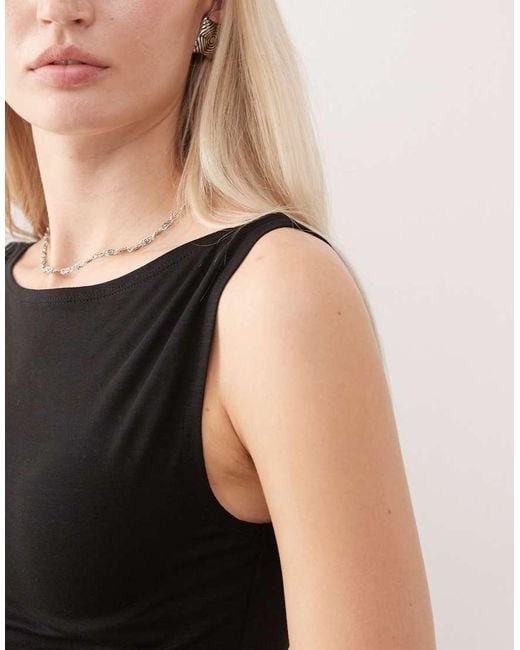 Top Sin Mangas Con Cuello Barco De Tejido Muy Suave Annie De Weekday de color Black