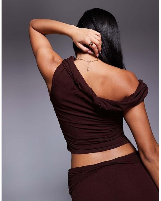 Top Marrón Con Hombro Caído Y Detalle Retorcido Mix & Match De ASOS de color Brown