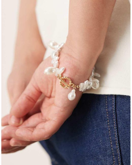 Pulsera Dorada Con Detalle De Barra En Forma De "T" Y Perlas De Imitación De Asos Design Curve ASOS de color Blue