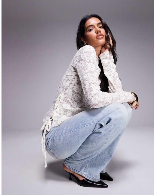 Top A Maniche Lunghe Accollato Color Crema Con Fondo Asimmetrico di Brave Soul in White