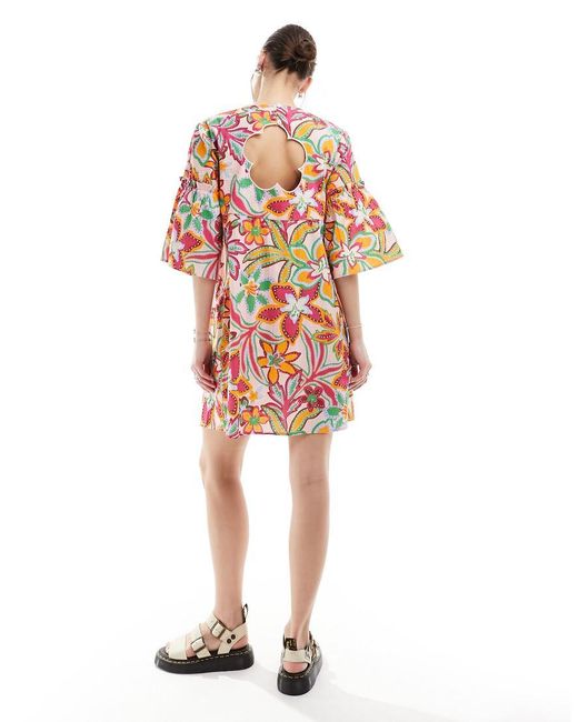 Vestito Grembiule Corto Con Cut-Out A Forma Di Fiore Sul Retro di Native Youth in Red