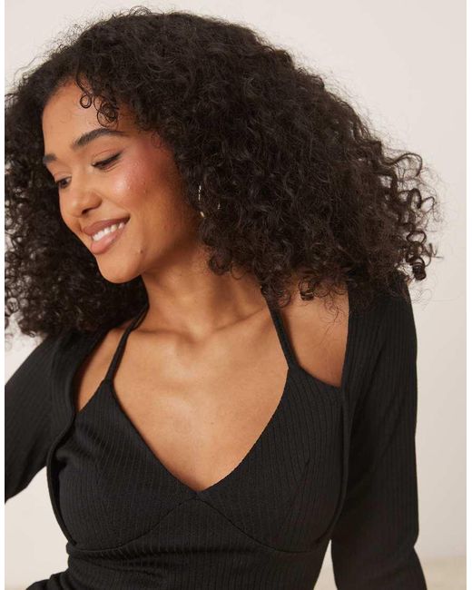 Top A Maniche Lunghe Allacciato Al Collo A Coste di ASOS in Black