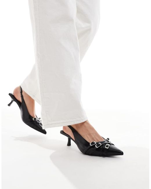 Scarpe Con Tacchetto A Spillo Nere Con Cinturino Posteriore E Fibbie di Stradivarius in White
