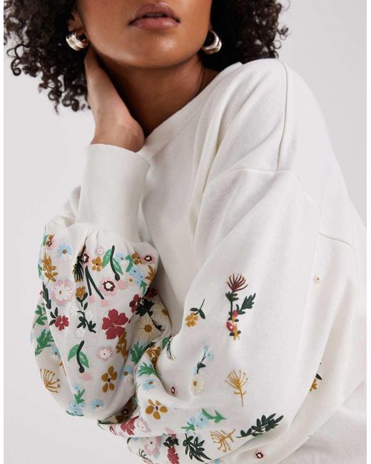 Maglione Girocollo Con Dettagli Floreali Sulle Maniche di ONLY in Natural