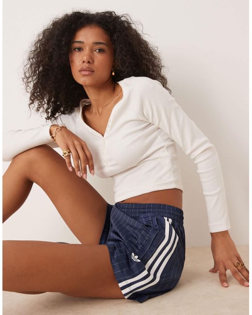 Short en satin à fines rayures - marine Adidas Originals en coloris Blue