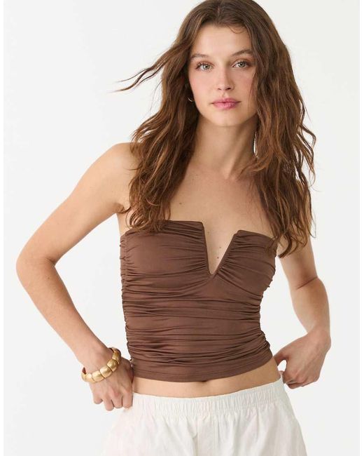 Top A Fascia Con Dettaglio A V di Stradivarius in Brown