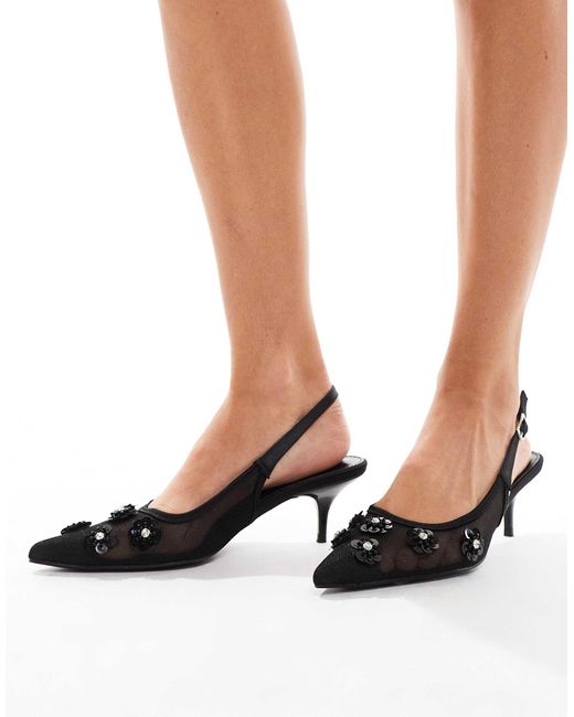 Kyle - chaussures pointues à petit talon et bride arrière avec ornements fleuris en relief - noir Public Desire en coloris White
