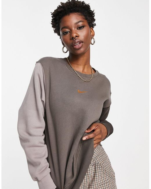 Sudadera y beis oscuro con diseño color block y logo metalizado Nike de  color Marrón - Lyst