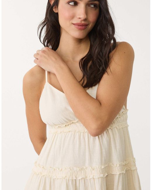 Robe étagée à bretelles et volants - écru Stradivarius en coloris Natural