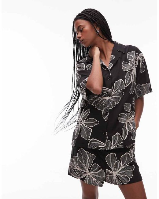Camicia Resort Nera Con Stampa A Fiori Monocromatica Testurizzata di TOPSHOP in Black
