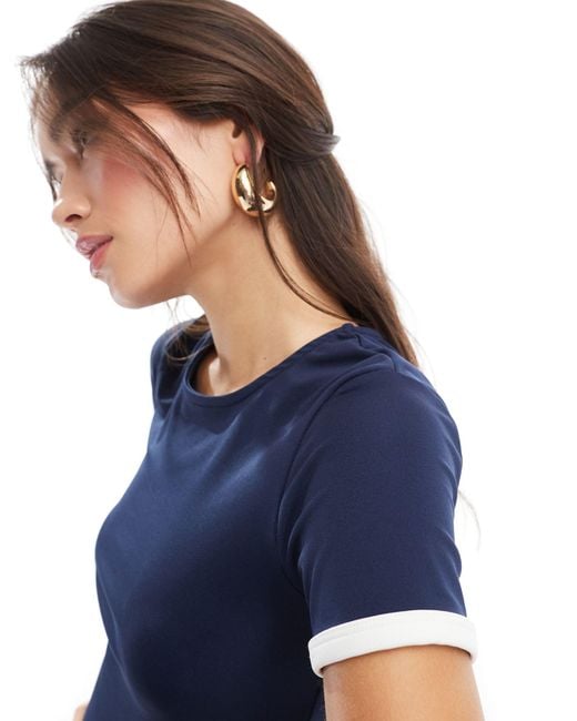 Sport core - robe courte avec bords contrastants - et blanc Pieces en coloris Blue
