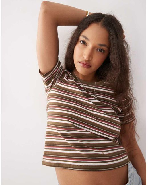 Camiseta Marrón A Rayas Con Diseño Encogido De Monki de color Brown