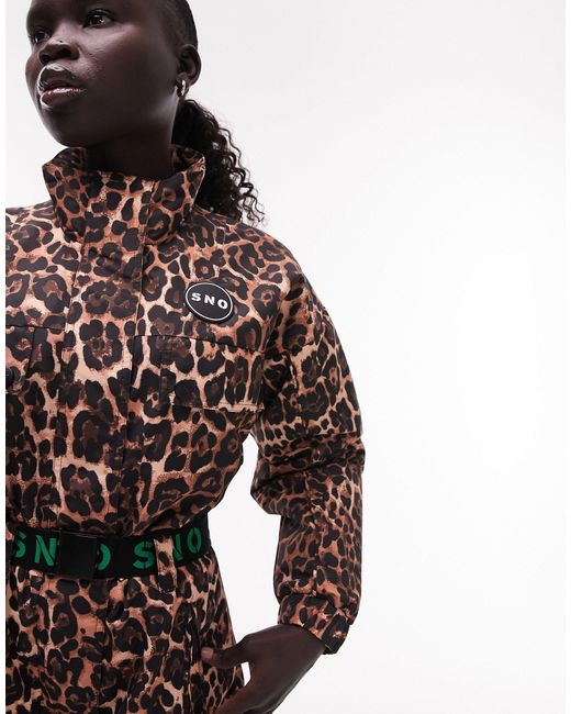 Sno - tuta da sci leopardata con collo a imbuto e cintura di Topshop Unique in Multicolor
