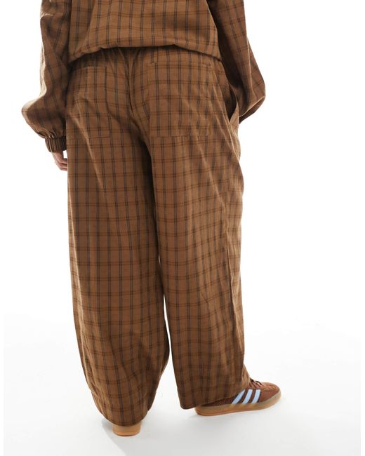Curve - pantalon texturé coupe bouffante d'ensemble à enfiler avec surpiqûres - moutarde à carreaux ASOS en coloris Brown