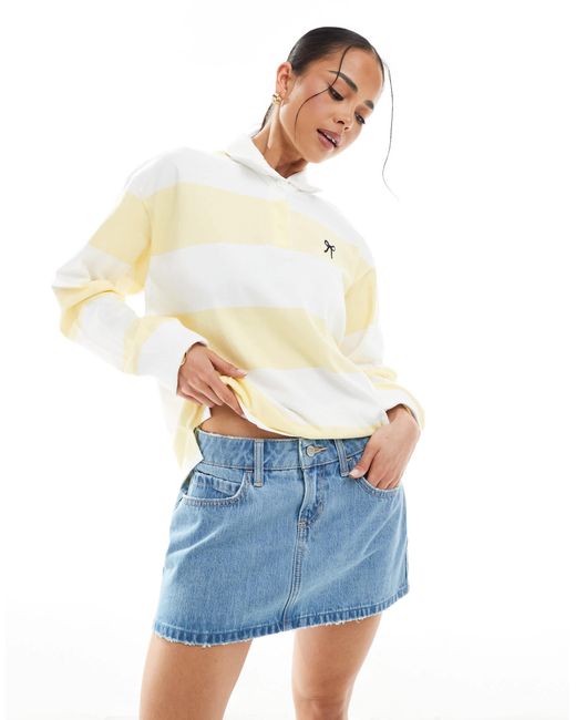 Mini-jupe taille basse en jean à ourlet effrangé - moyen Hollister en coloris White