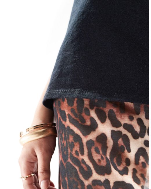 ASOS Black – t-shirt-kleid im 2-in-1-design mit transparentem midi-trägerkleid und leopardenmuster