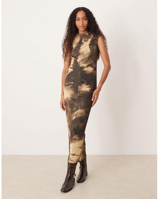 Robe mi-longue à imprimé taches avec détails froncés et drapés sur le devant - marron ASOS en coloris Brown