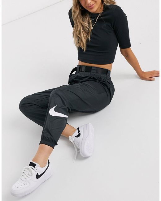 Nike Black – e, gewebte Cargohose mit Gürtel und Swoosh-Logo