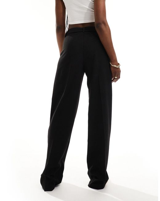 Pantaloni sartoriali a fondo ampio neri con pieghe e cintura di Pull&Bear in Black