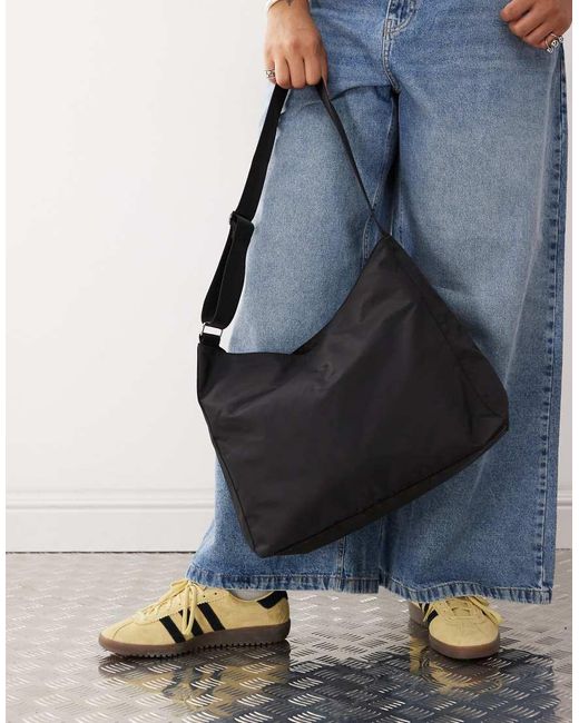 Carry di Weekday in Black