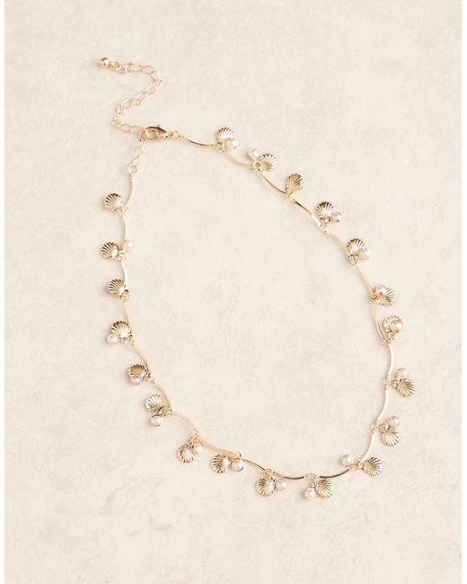 Collana Corta Dorata Con Perle Sintetiche E Dettagli A Forma Di Conchiglia di ASOS in Natural