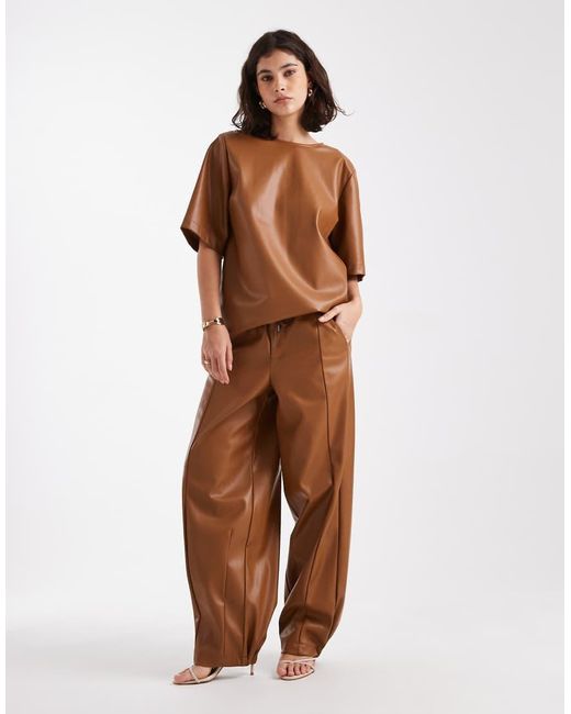 Pantalones De Pernera Barrel Sin Cierres De Cuero Sintético De (Parte De Un Conjunto) ASOS de color Brown