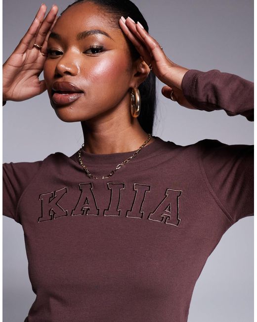 T-shirt crop top d'ensemble riche en coton à manches longues et broderie logo - chocolat Kaiia en coloris Purple