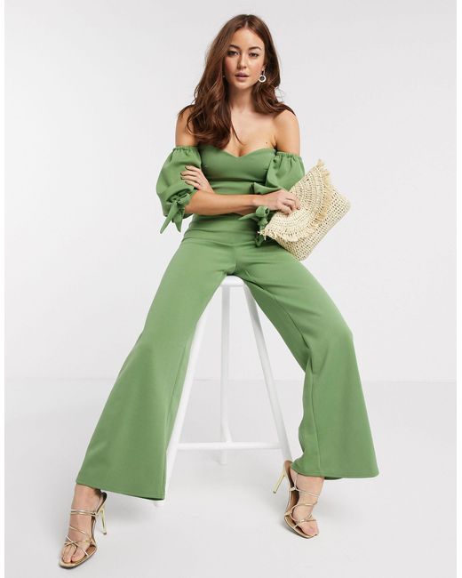 Esclusiva - Tuta jumpsuit verde con scollo Bardot e maniche a palloncino di True Violet in Green