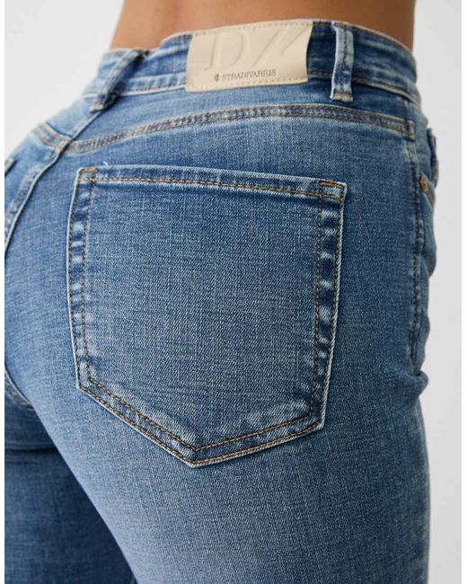 Jeans A Zampa Medio Con Spacchi di Stradivarius in Blue