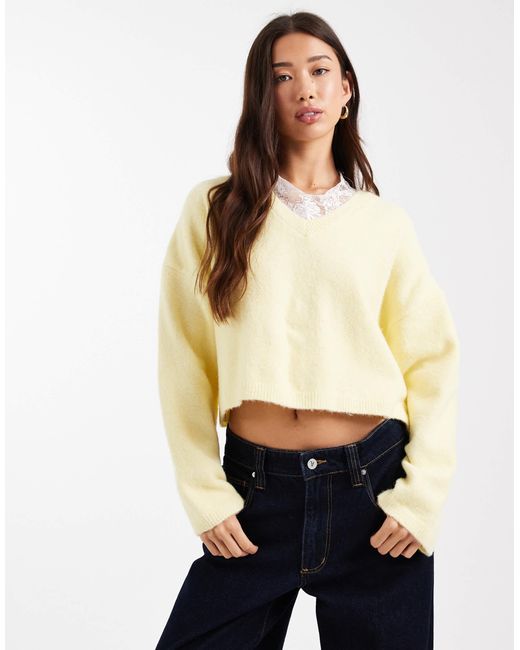 Pull col v bordé ASOS en coloris Yellow